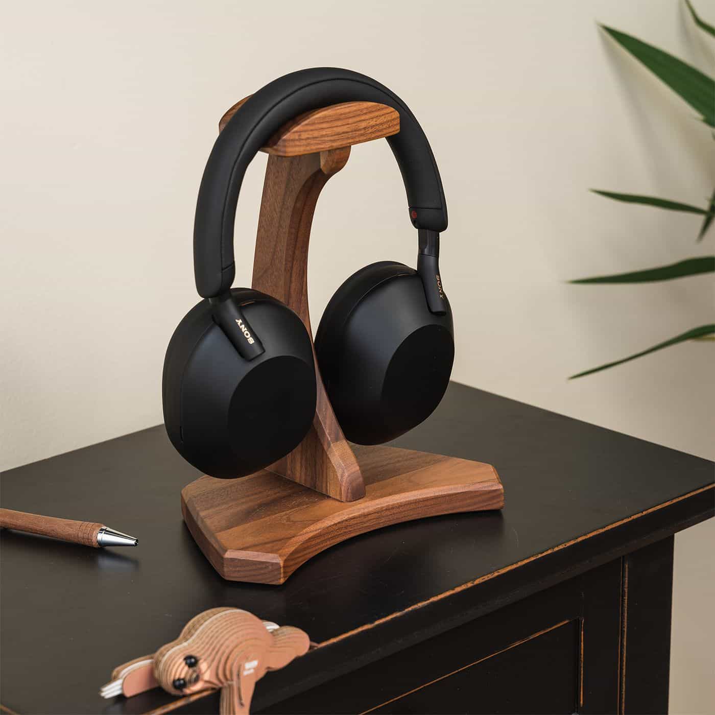 https://wyrmwoodgaming.com/wp-content/uploads/2023/04/Headphone-Hanger_black-walnut-with-headphones-web.jpg