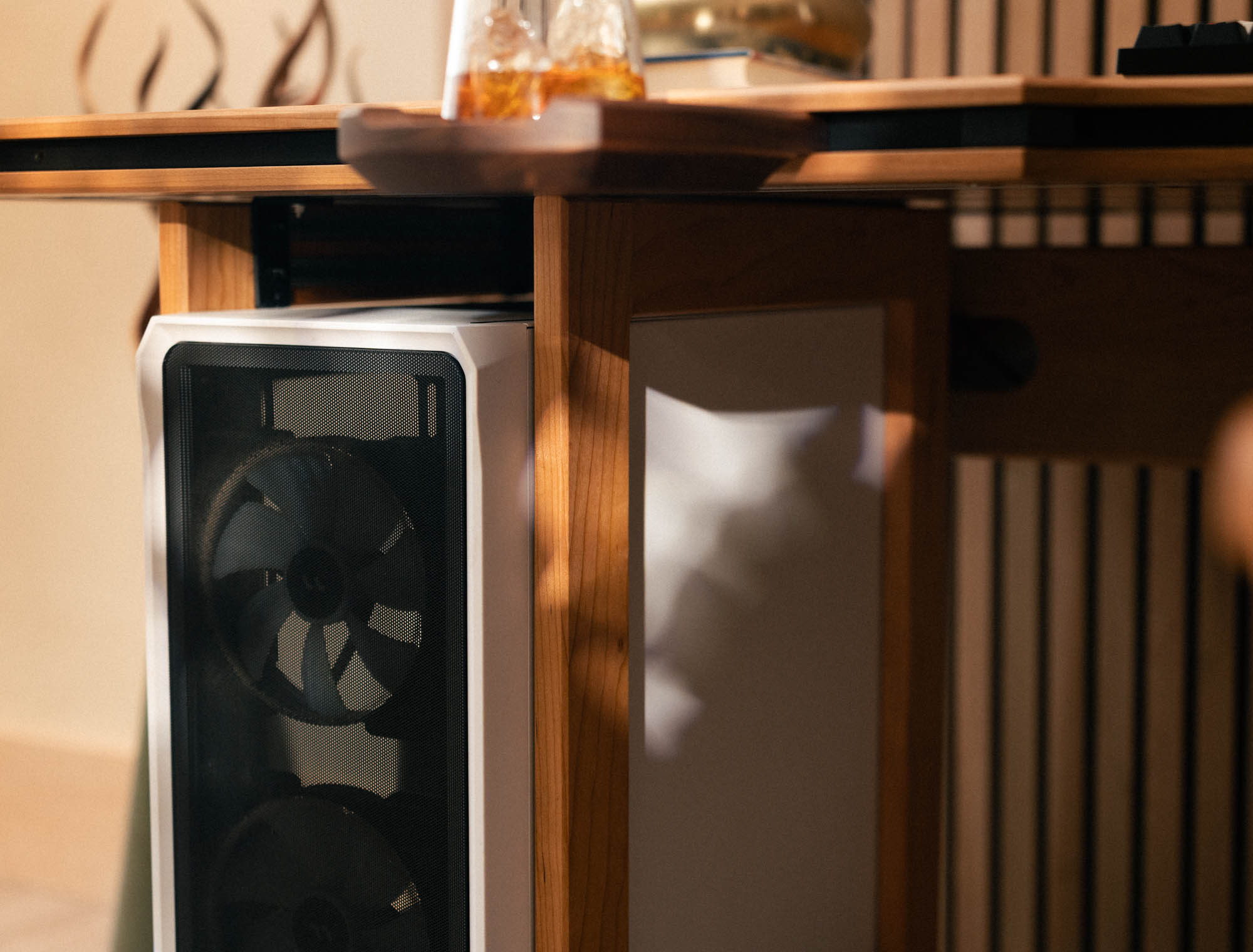 modular-desk-pc-tower-cherry-macro