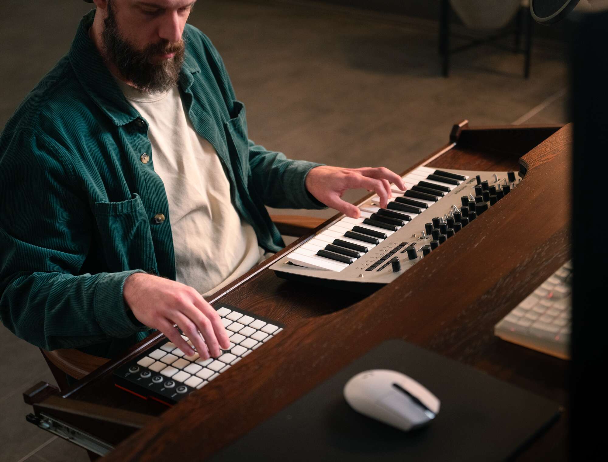 Central Drawer - MIDI keyboard on pull-out tray close-up