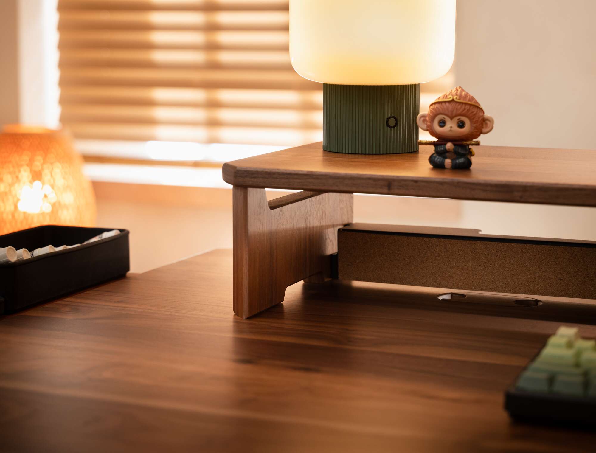 Desk Platform - platform angled close-up